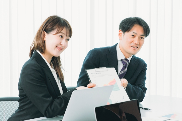 商談を行うビジネスパーソン
