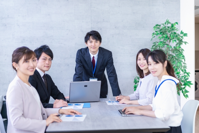 企業スタッフの集合写真