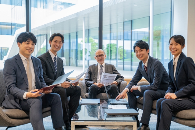 企業スタッフの集合写真