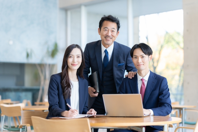 企業スタッフの集合写真