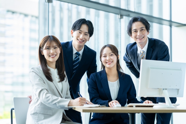 企業スタッフの集合写真